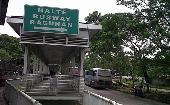 Naik Di Halte Yang Menyediakan Koridor H D N F B A